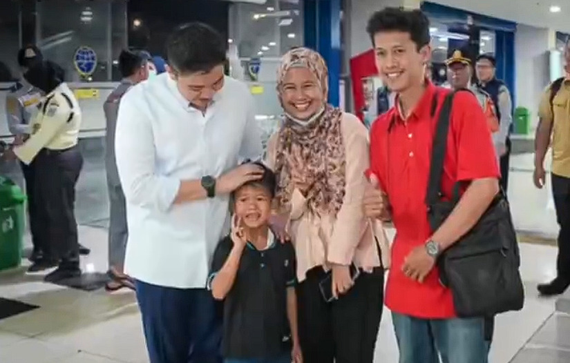 Pantau Arus Balik di Pulo Gebang, Seskab Teddy dan Menhub Imbau Pemudik Atur Jadwal Kepulangan