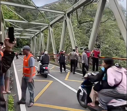 Tragedi di Cangar Malang: Pemuda 24 Tahun Diduga Akhiri Hidup dengan Melompat dari Jembatan