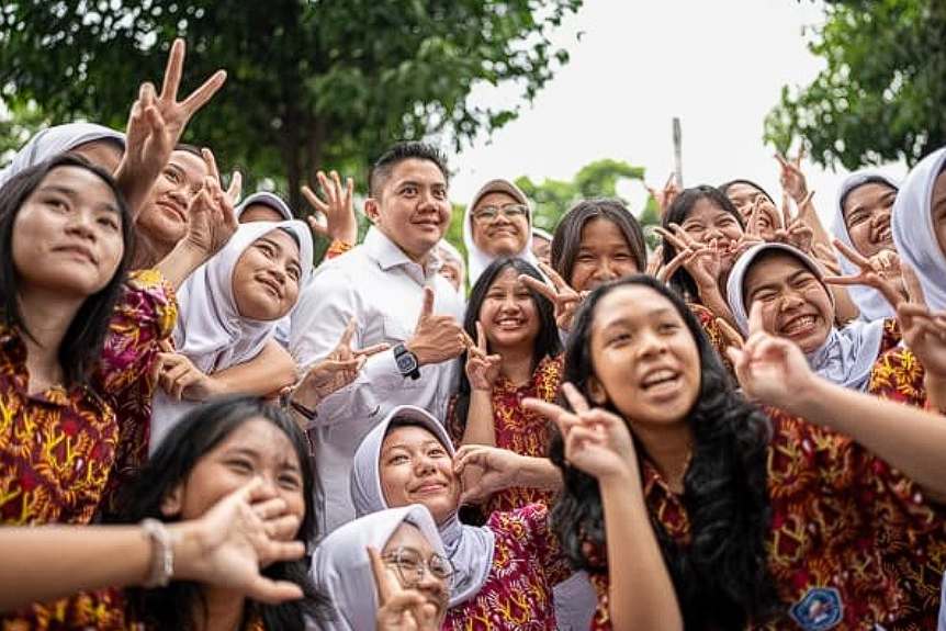 Seskab Teddy Sambut Ratusan Siswa SMAN 2 Jakarta di Program “Istana untuk Anak Sekolah”
